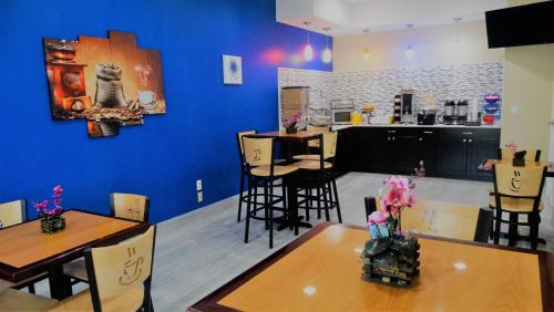 Claxton Hotel | Oak Tree Inn & Suites