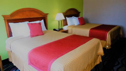 Claxton Hotel | Oak Tree Inn & Suites