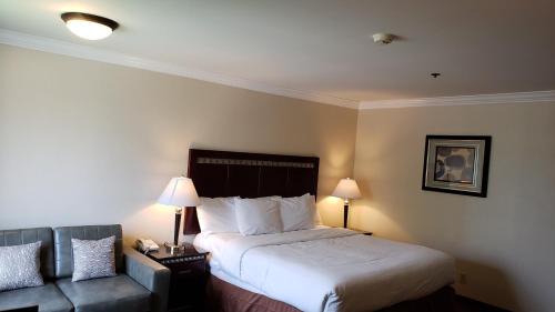 Monrovia Hotel | Oak Tree Inn
