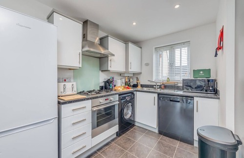 Haversham House | 🌟Oakbridge House with Parking, Garden & Smart TV🌟