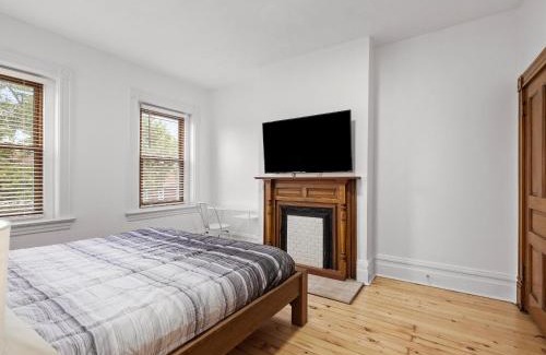South Oakland House | Oakland, Pittsburgh !C Bright and Stylish Private Bedroom with Shared Bathroom
