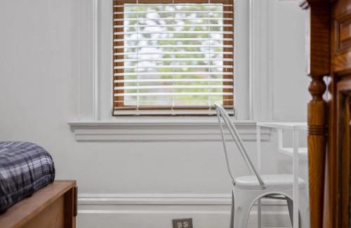 South Oakland House | Oakland, Pittsburgh !C Bright and Stylish Private Bedroom with Shared Bathroom