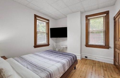 South Oakland House | Oakland, Pittsburgh !E Cozy and Stylish Private Bedroom with Shared Bathroom