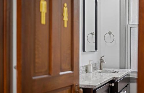 South Oakland House | Oakland, Pittsburgh !E Cozy and Stylish Private Bedroom with Shared Bathroom