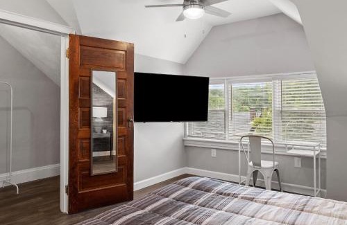 South Oakland House | Oakland, Pittsburgh !F Unique and Stylish Private Bedroom with Private Bathroom
