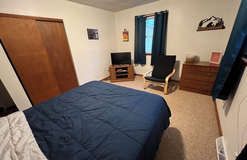 Conneaut Lakeshore House | Oakland Retreat - AirConditioned, WD. Book via VRBO