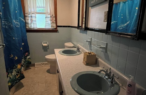 Conneaut Lakeshore House | Oakland Retreat - AirConditioned, WD. Book via VRBO