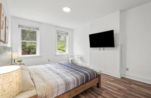 North Oakland House | Oakland/University @C Modern & Stylish Private Bedroom with Shared Bathroom