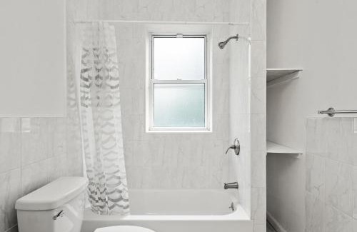 North Oakland House | Oakland/University @C Modern & Stylish Private Bedroom with Shared Bathroom