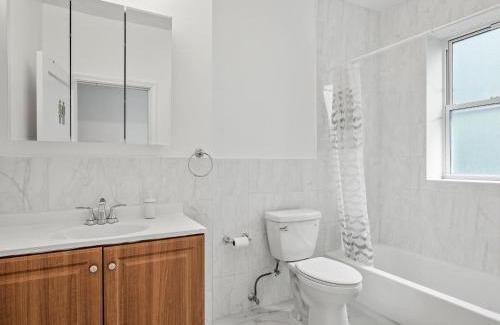North Oakland House | Oakland/University @C Modern & Stylish Private Bedroom with Shared Bathroom