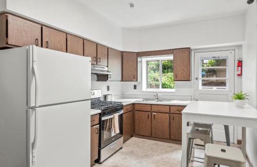North Oakland House | Oakland/University @C Modern & Stylish Private Bedroom with Shared Bathroom