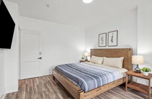 North Oakland House | Oakland/University @G Modern and Bright Private Bedroom with Shared Bathroom