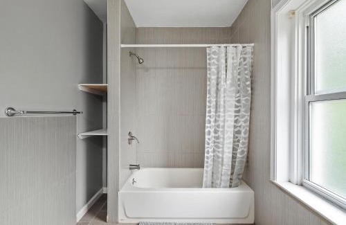 North Oakland House | Oakland/University @G Modern and Bright Private Bedroom with Shared Bathroom