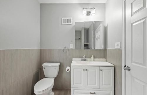 North Oakland House | Oakland/University @G Modern and Bright Private Bedroom with Shared Bathroom