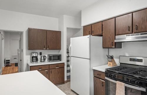 North Oakland House | Oakland/University @G Modern and Bright Private Bedroom with Shared Bathroom