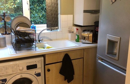 Horsell Apartment | Oaklawn Apartment - Sleeps 4, Parking & Garden