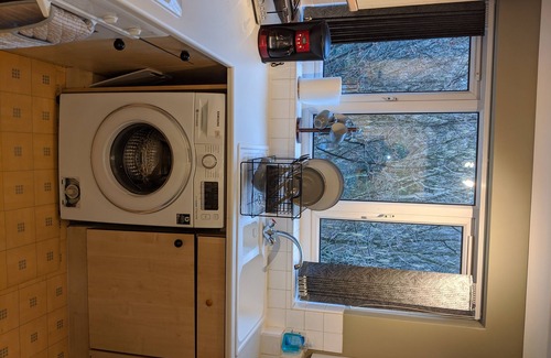 Horsell Apartment | Oaklawn Apartment - Sleeps 4, Parking & Garden