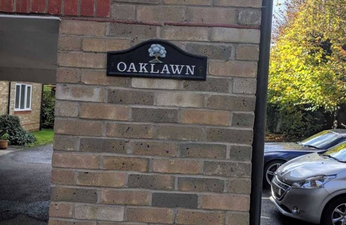 Horsell Apartment | Oaklawn Apartment - Sleeps 4, Parking & Garden