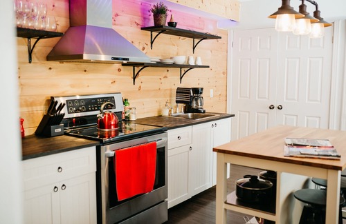 Gravenhurst Apartment | OakLodge | Hot Tub + Spa | Couples Retreat