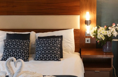 Paisley Bed & Breakfast | Oakshaw Guesthouse - Cozy Double Room in a Central Location. R12