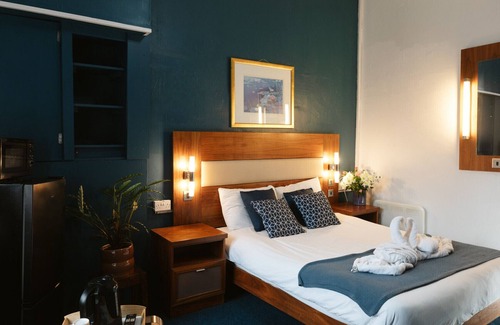 Paisley Bed & Breakfast | Oakshaw Guesthouse - Cozy Double Room in a Central Location. R12