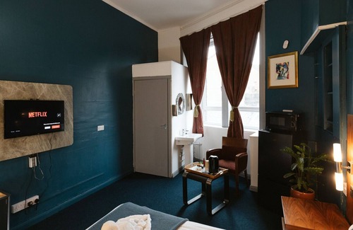 Paisley Bed & Breakfast | Oakshaw Guesthouse - Cozy Double Room in a Central Location. R12