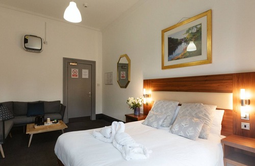 Paisley Bed & Breakfast | Oakshaw Guesthouse - Cozy Double Room in a Central Location. R9