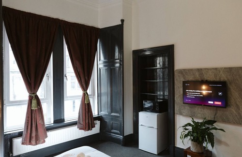 Paisley Bed & Breakfast | Oakshaw Guesthouse - Cozy Double Room in a Central Location. R9