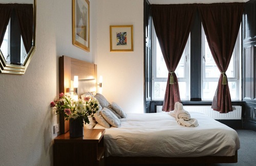 Paisley Bed & Breakfast | Oakshaw Guesthouse - Cozy Double Room in a Central Location. R9