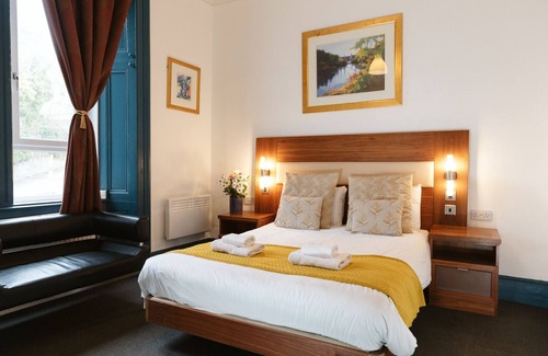 Paisley Bed & Breakfast | Oakshaw Guesthouse - Cozy Double Room in a Central Location. R7