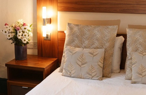 Paisley Bed & Breakfast | Oakshaw Guesthouse - Cozy Double Room in a Central Location. R7