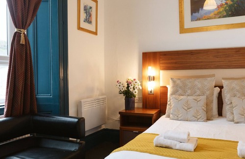 Paisley Bed & Breakfast | Oakshaw Guesthouse - Cozy Double Room in a Central Location. R7