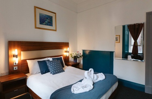 Paisley Bed & Breakfast | Oakshaw Guesthouse - Cozy Double Room in a Central Location. Room 1