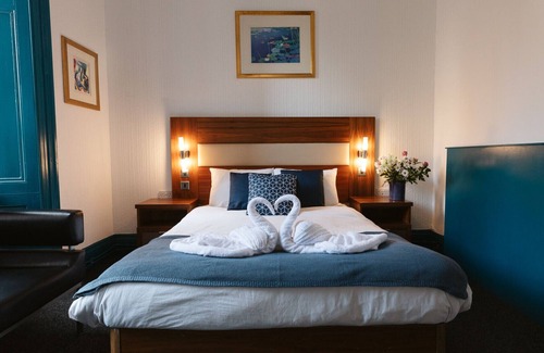 Paisley Bed & Breakfast | Oakshaw Guesthouse - Cozy Double Room in a Central Location. Room 1