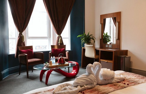 Paisley Bed & Breakfast | Oakshaw Guesthouse - Cozy Double Room in a Central Location. Room 2