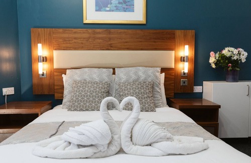 Paisley Bed & Breakfast | Oakshaw Guesthouse - Cozy Double Room in a Central Location. R6