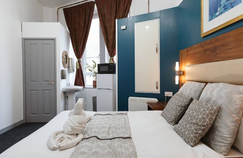 Paisley Bed & Breakfast | Oakshaw Guesthouse - Cozy Double Room in a Central Location. R6
