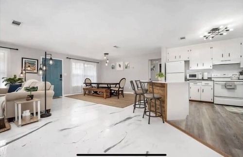 West Pensacola House | Oakside Retreat~35 guests-6 Units~Unique