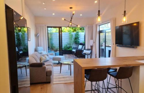 Nelson City Centre Villa | Oaktree House