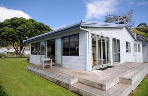 Oakura House | Oakura beachfront, 8 Kayaks, SU Paddleboard, Wifi, Gas fire pit