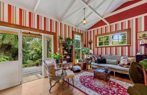 Oakura House | Oakura Pond Cottage - Oakura Holiday Home