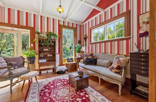 Oakura House | Oakura Pond Cottage - Oakura Holiday Home