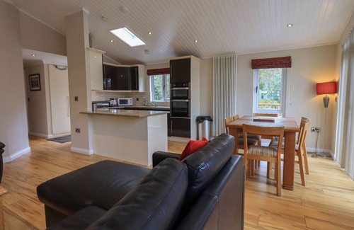Troutbeck Bridge Cottage | OAKWOOD LODGE, pet friendly, with hot tub in Windermere