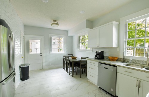 Mount Berry House | Oakwood Retreat PLUS Carriage House- Sleeps 12