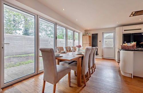 Christchurch House | Oakwood Smart & Spacious Bungalow in Christchurch Sleeps 8