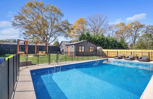 Greenville House | ~Oasis 1BR+Pool, Firepit, Fenced YRD& Full Kitchen