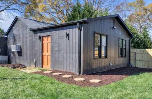 Greenville House | ~Oasis 1BR+Pool, Firepit, Fenced YRD& Full Kitchen