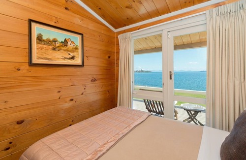 Waipahihi Hotel | Oasis Beach Motel