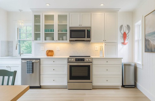 Oak Bluffs Condo | Oasis in downtown Oak Bluffs: 2 x King BR Condo, AC & Prime Location, sleeps 6n