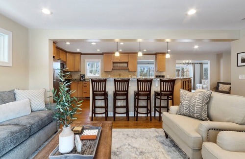 Geneva House | Oasis on Oak |Private In-Ground Pool |Hot Tub |Pergola Seating |1.5 Acre Home |Entertainment Room